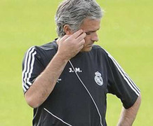 Thầy trò MOU 'vạch tội' nhau sau trận thua Sevilla