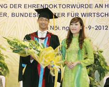 Nữ sinh xinh đẹp nói gì về Bộ trưởng Đức gốc Việt?