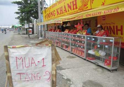 Ế ẩm, bánh trung thu... mua 1 tặng 2