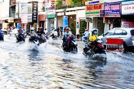 TP.HCM ngập nặng, dân 'đắp đập' ngăn nước