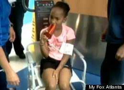 Học sinh 8 tuổi bị kẹt lưỡi trong chai nước hơn 8 tiếng