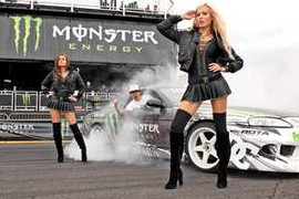 Dàn 'chân dài' cá tính bên quái xế