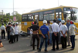 Tông cụ già nguy kịch, tài xế xe buýt bỏ trốn