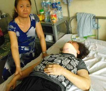 Hai bố con đánh gãy cổ mẹ khai gì ở cơ quan công an?