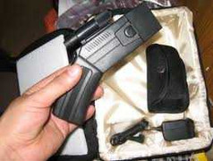 Dùng súng điện tấn công chủ quán karaoke để cướp