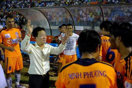 Bầu Hiển sắp bỏ bóng đá: Tội ai, lỗi ai?