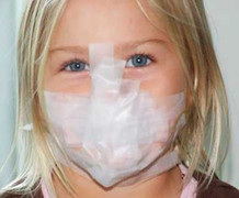 6 bé mầm non bị cô giáo dán băng dính vào miệng