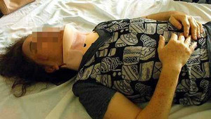 Hé mở sự thật chuyện hai bố con đánh gãy cổ mẹ