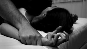 Đến nhà thăm bạn làm chuyện 'động trời'