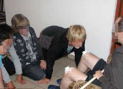 Phẫn nộ: Thầy giáo bắt học trò liếm kem trên đầu gối