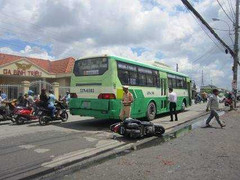 TP.HCM: Bị xe buýt chèn lên người, thiếu nữ nguy kịch