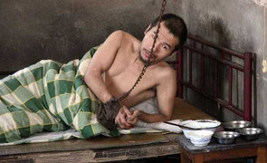 Thương con, mẹ quyết xích con suốt 21 năm trời