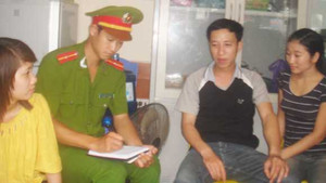 Hai vợ chồng đánh bay 4 tên cướp có súng