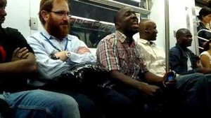 Tự tin khoe giọng hát 'bò rống' trên tàu điện