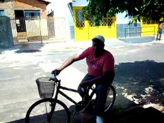 Chơi xỏ người đi xe đạp