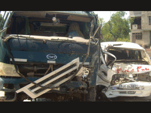 Xe khách đấu đầu xe tải, 3 người nguy kịch