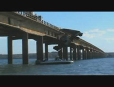 Hiếm thấy: Xe tải treo lơ lửng trên thành cầu