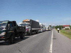 Xe tải chắn ngang đường, QL1A ách tắc kéo dài