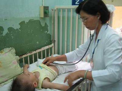 Tăm tre đâm mông, bé trai nhập viện