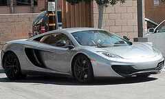 Nữ hoàng tuổi Teen chơi trội với siêu xe McLaren