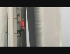 'Người nhện' tay không leo tòa tháp cao nhất thế giới