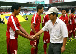 Bóng đá Việt ảm đạm, bầu Đức ‘rút quân’ sang giải Lào