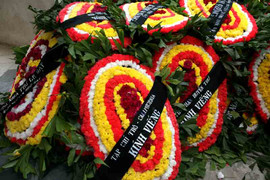 Quy định cán bộ không mang vòng hoa viếng tang