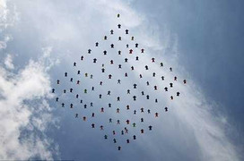 Kỷ lục: 100 người nhảy từ độ cao 4.000m không cần dù