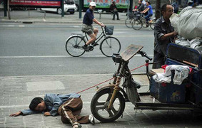 Đáng thương cô bé 13 tuổi động kinh bị xích vào xe rác