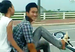 Video: Đi dép tổ ong, lái xe một chân chở bạn gái