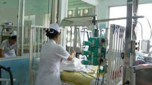 Cháu rơi xuống tầng, bà nội lao theo tử vong