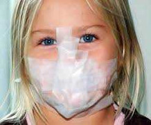 Đình chỉ công tác cô giáo mầm non dán miệng học sinh