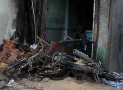 Giận vợ, tưới xăng đốt 5 xe máy