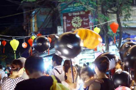 'Chuỳ địa ngục' ngập phố đồ chơi Trung thu