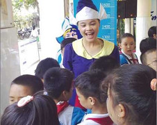 Cô Gái Hà Lan gửi tặng 20 tấn sữa cho trẻ em nghèo