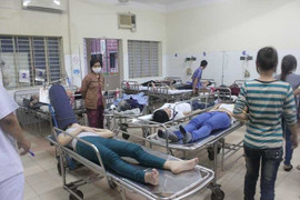 Gần 200 công nhân nhập viện sau bữa ăn chiều