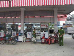 Niêm phong cây xăng ‘đổ xăng là chết máy’