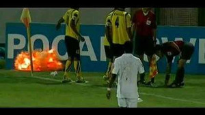 Cầu thủ quăng lựu đạn phát nổ trên sân cỏ