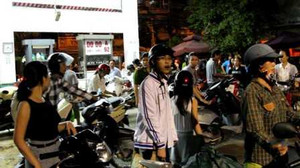 Đổ xăng xong, hàng trăm xe chết máy