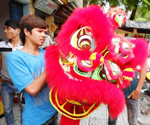 Lân sư truyền thống xứ Huế ‘cháy’ hàng