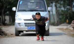 Cậu bé 7 tuổi kéo ôtô nặng gần 2 tấn