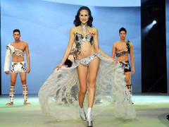 'Người mẫu Việt có dáng đi 'chặt chém' trên sân khấu'