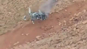 Xe đua vỡ tan khi lao xuống vực