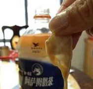 Giật mình uống trà sữa có... bao cao su?