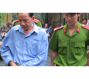 Ông dượng lãnh án tù sau khi xem phim đồi trụy