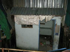 TP.HCM: Sập nhà trên kênh Tẻ, 6 người thoát nạn