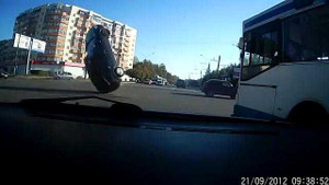 Ô tô lật ngửa trên đường do vướng dây cáp