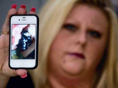 Hãi hùng ăn sandwich, cắn phải… chuột đầy lông