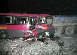 Đang sửa xe tải, bị xe khách tông chết