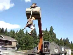 Công nhân nghịch dại với máy xúc